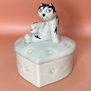 Ceramic heart trinket box with cat sitting atop excellent preowned 3.5"x 3.5"x4"